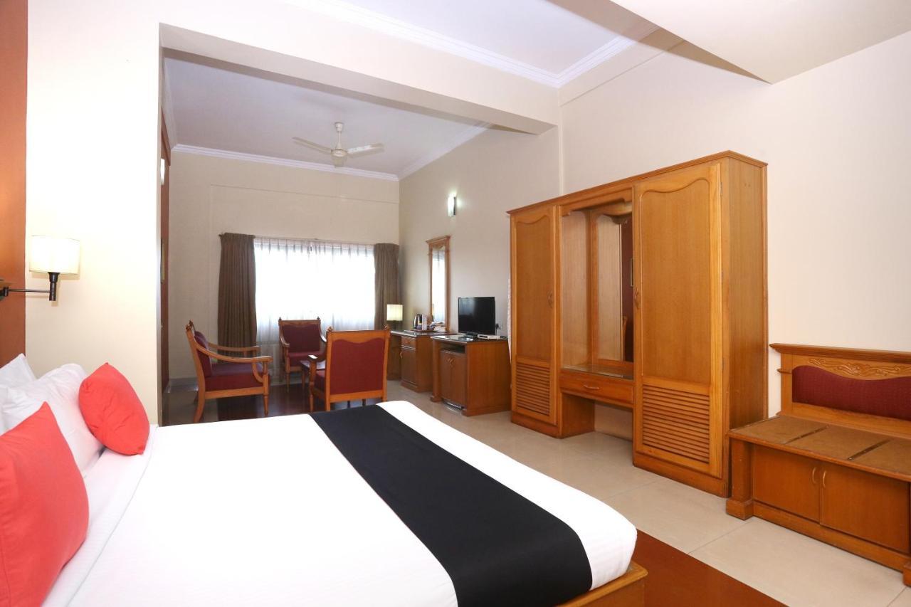 Capital O 45944 Club 7 Hotel Tiruvalla Esterno foto