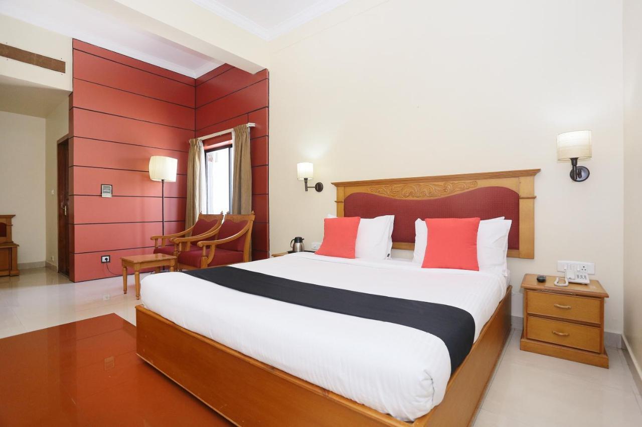 Capital O 45944 Club 7 Hotel Tiruvalla Esterno foto
