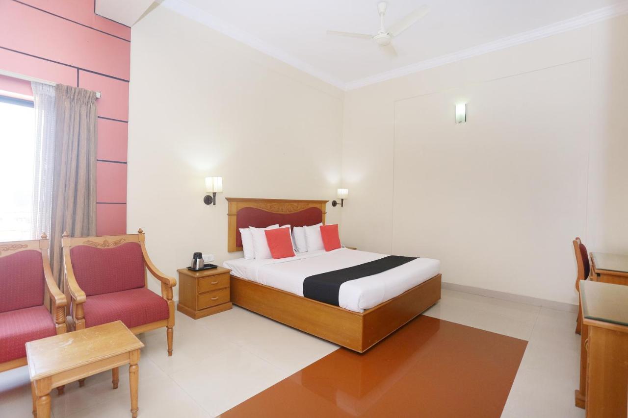 Capital O 45944 Club 7 Hotel Tiruvalla Esterno foto