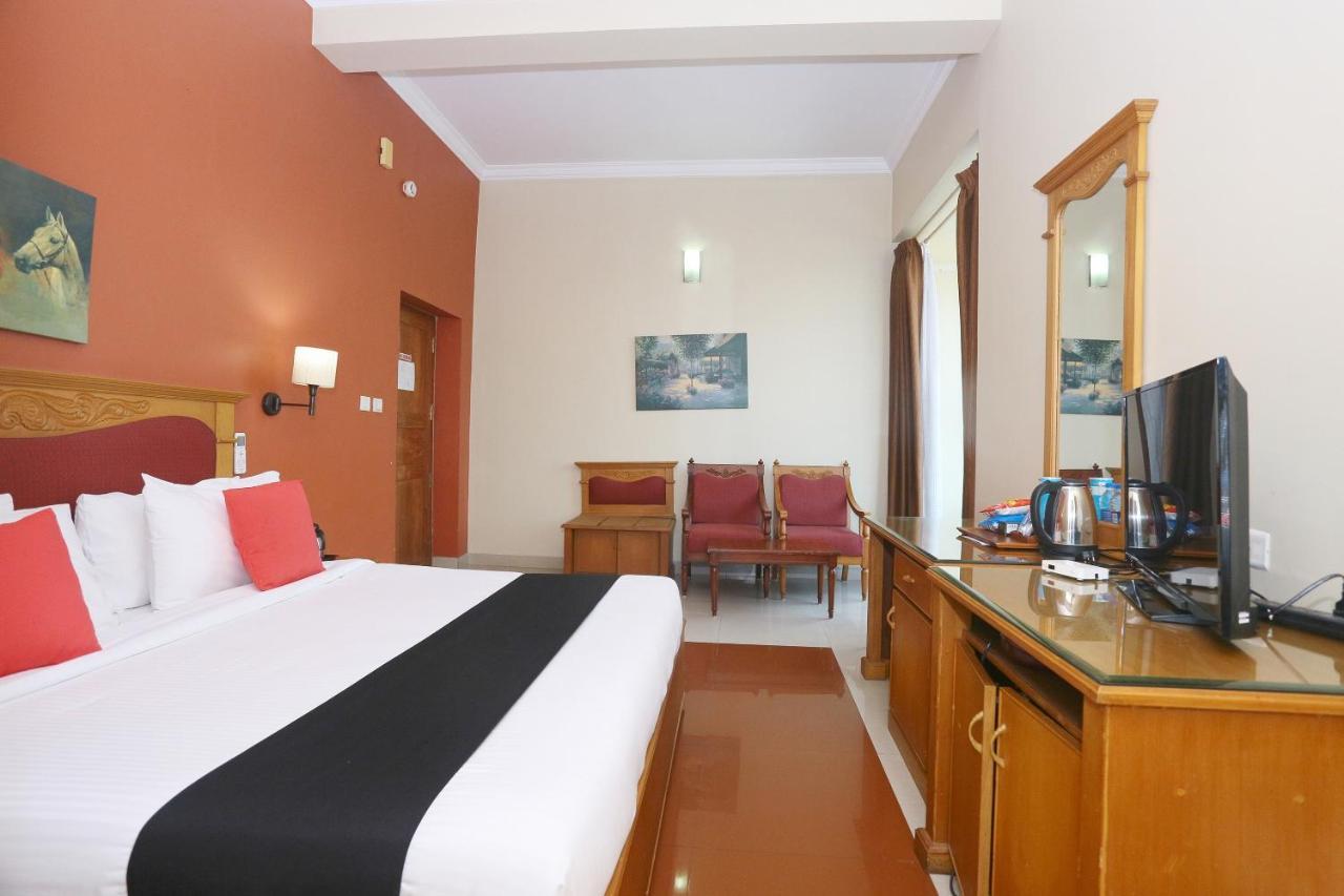 Capital O 45944 Club 7 Hotel Tiruvalla Esterno foto