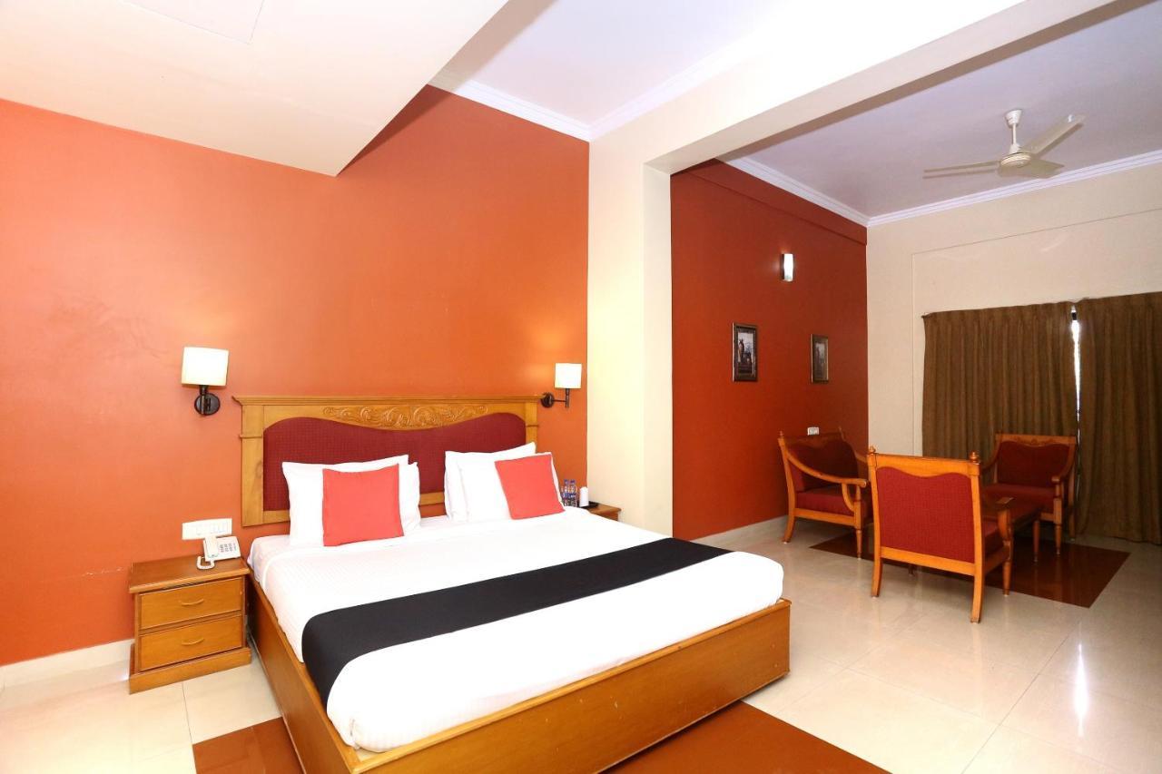 Capital O 45944 Club 7 Hotel Tiruvalla Esterno foto