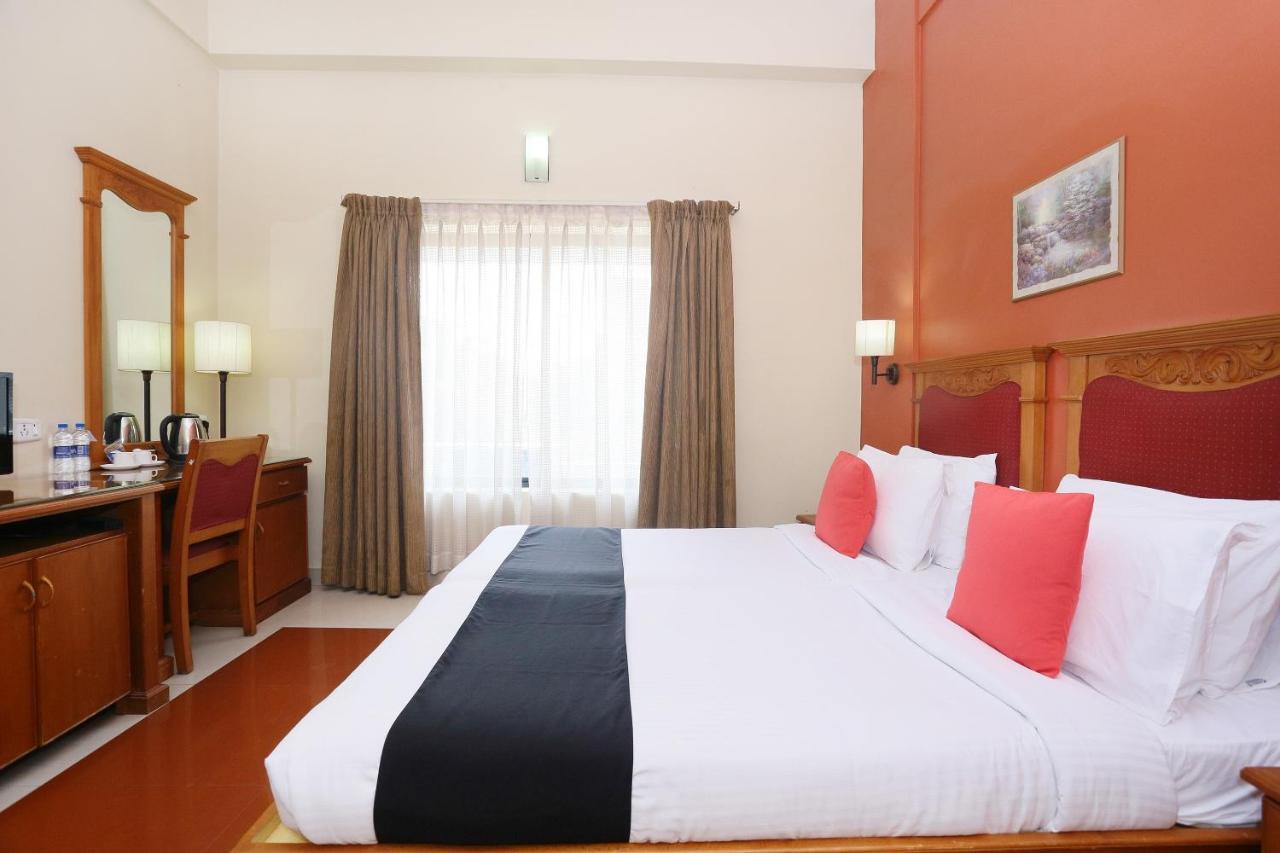 Capital O 45944 Club 7 Hotel Tiruvalla Esterno foto