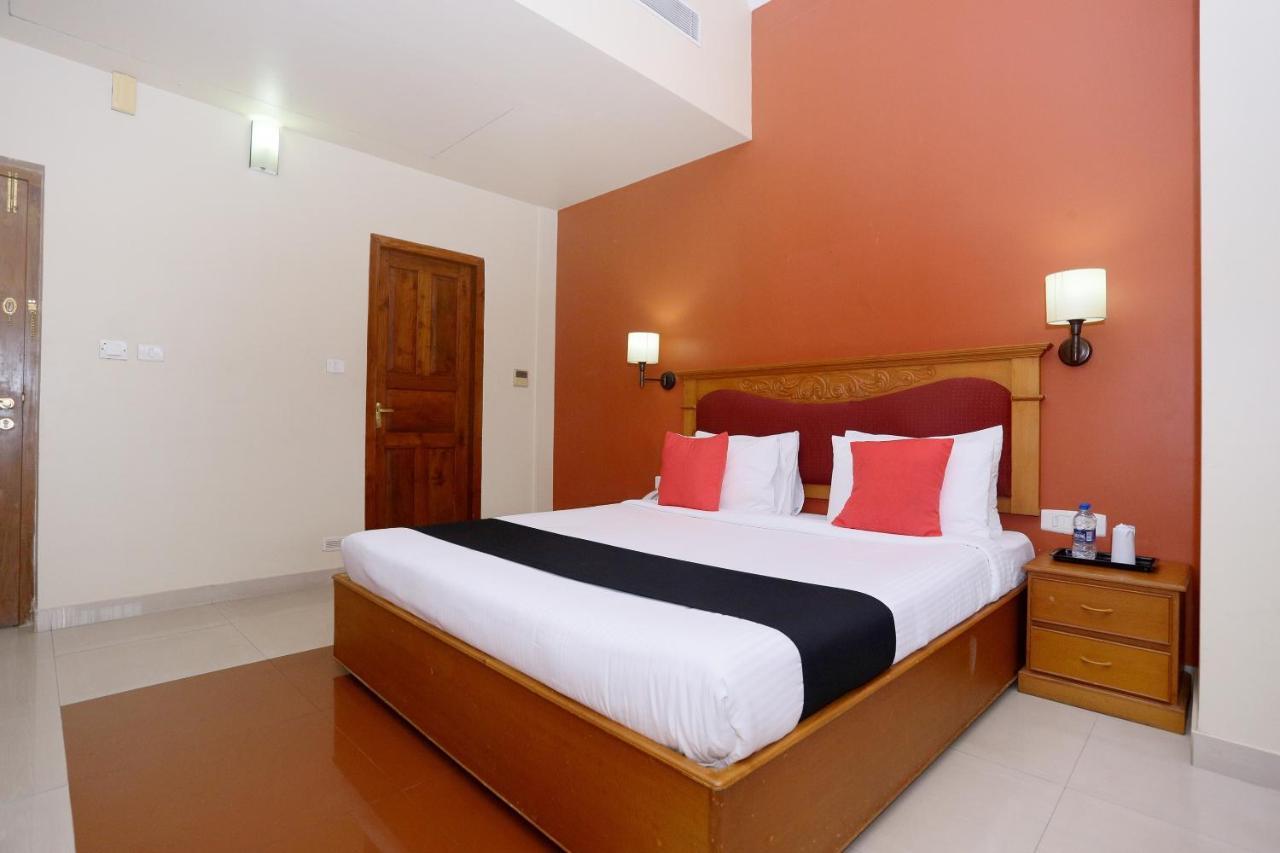 Capital O 45944 Club 7 Hotel Tiruvalla Esterno foto